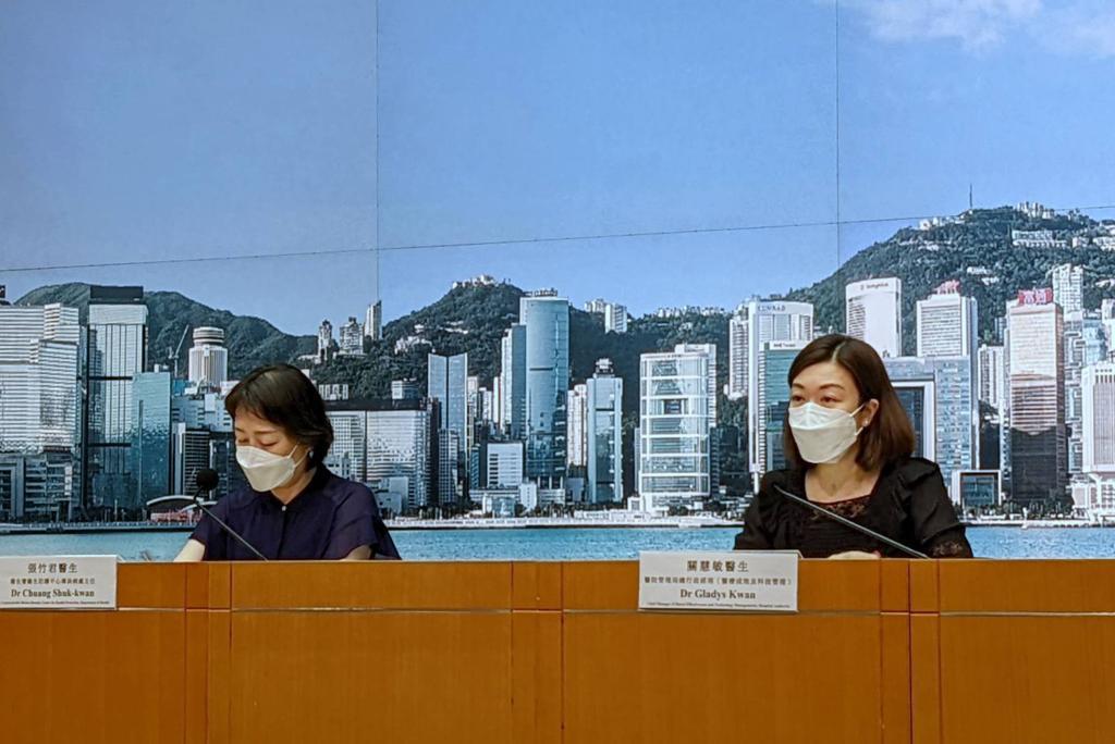 衞生防護中心傳染病處主任張竹君(左)和醫管局總行政經理關慧敏(右)出席新型肺炎疫情記者會。(羅庸軒攝)
