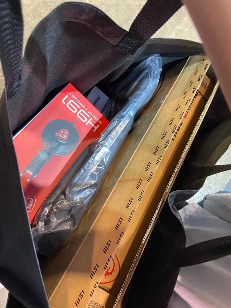 徐同學向記者展示今日的戰利品。(曾港深攝)