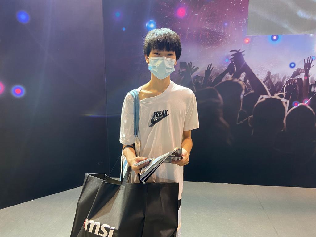 14歲的徐同學雖然無消費券,但仍豪氣地花費上近萬元,購買MSi電競筆電打機。(曾港深攝)