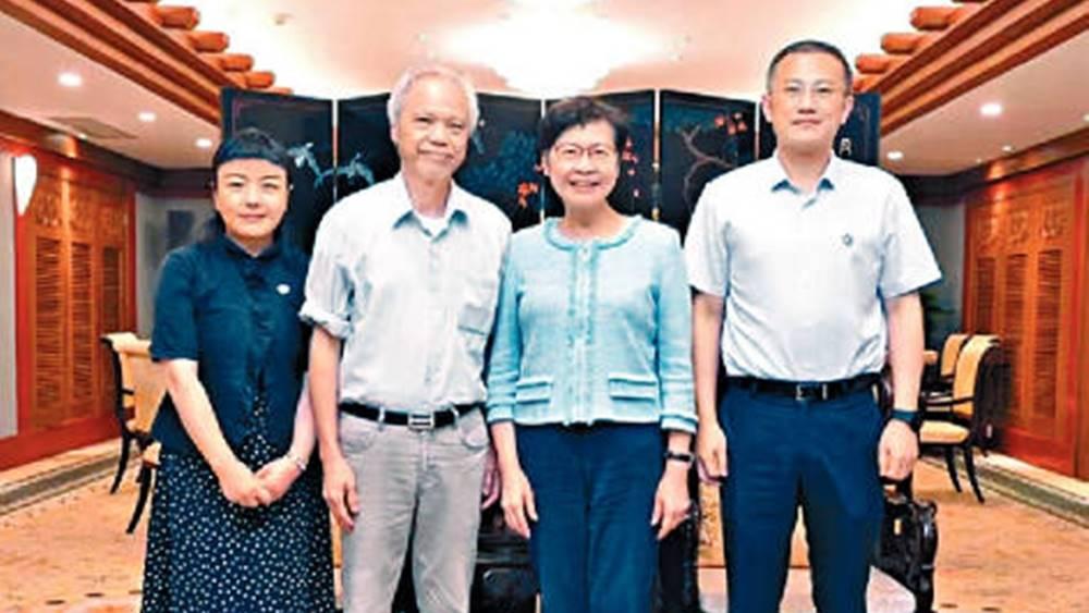 林鄭卸任後攜夫同遊內地 林兆波8月9日曾於清華演講