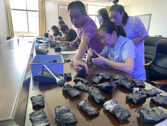 歷經4小時，工作人員成功助周某清點出14.7萬元，挽回約一半損失。