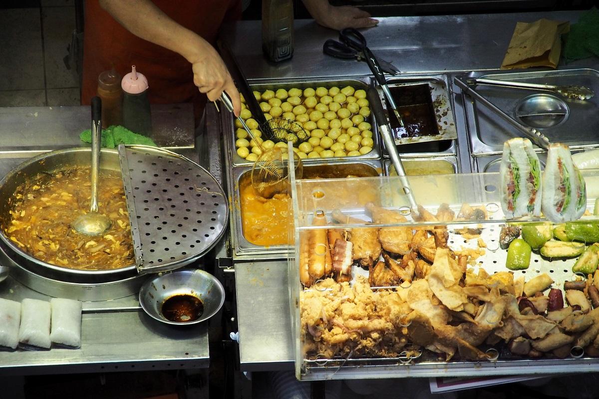 有18人食用咖哩魚蛋等小食後,懷疑食物中毒。(iStock圖片)