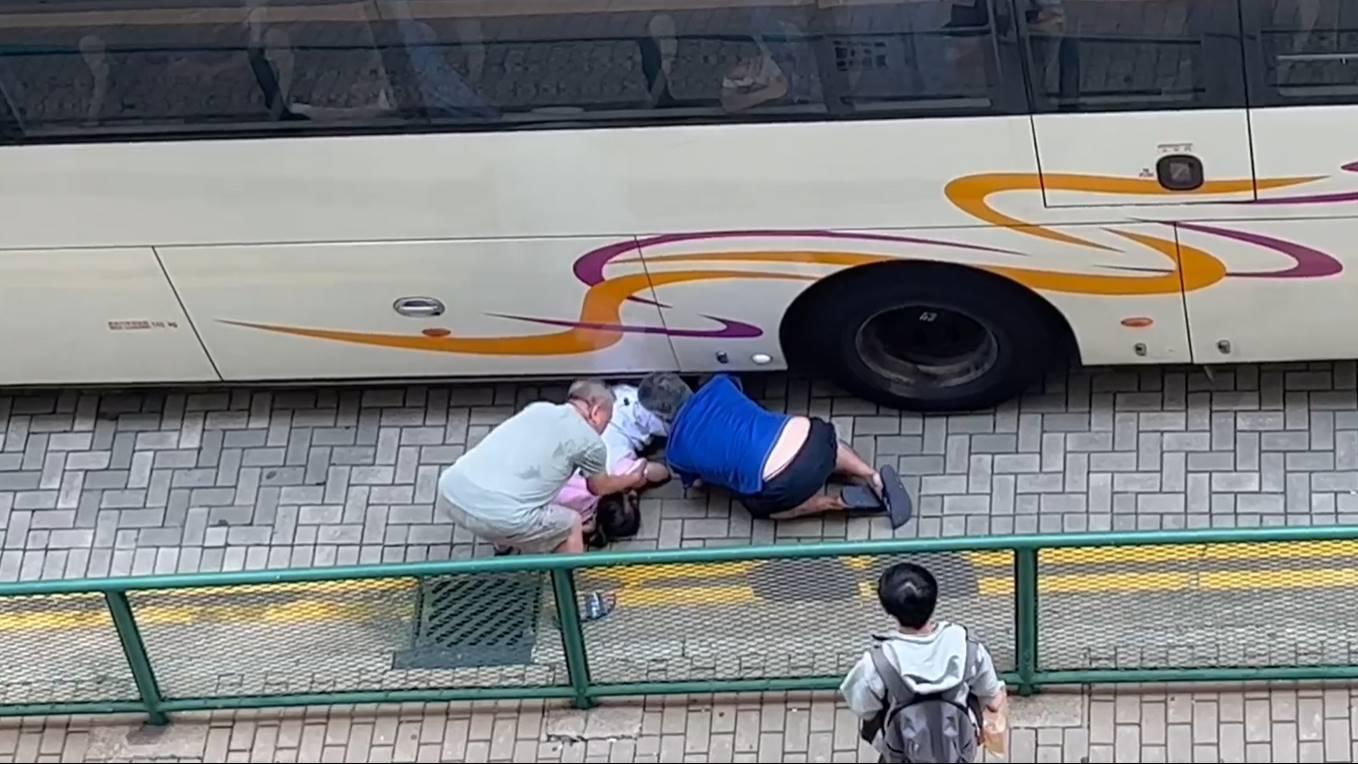 慈雲山7歲女童遭校巴捲入車底 兩男伏地拖出