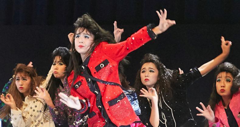 23歲的伊原六花曾在2017年以復古形象模仿《Dancing Hero》舞姿,繼而獲斟入行。