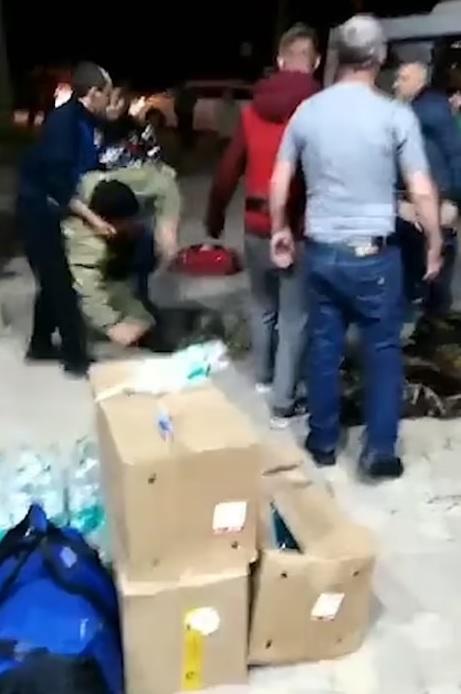 影片可見,後備役士兵打架。(互聯網)