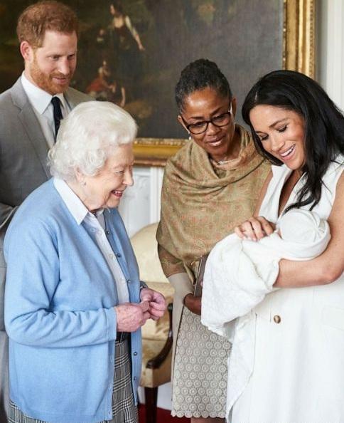 阿奇出生後不久,英女王開心見曾孫。梅根身後為母親Doria Ragland。(資料圖片)