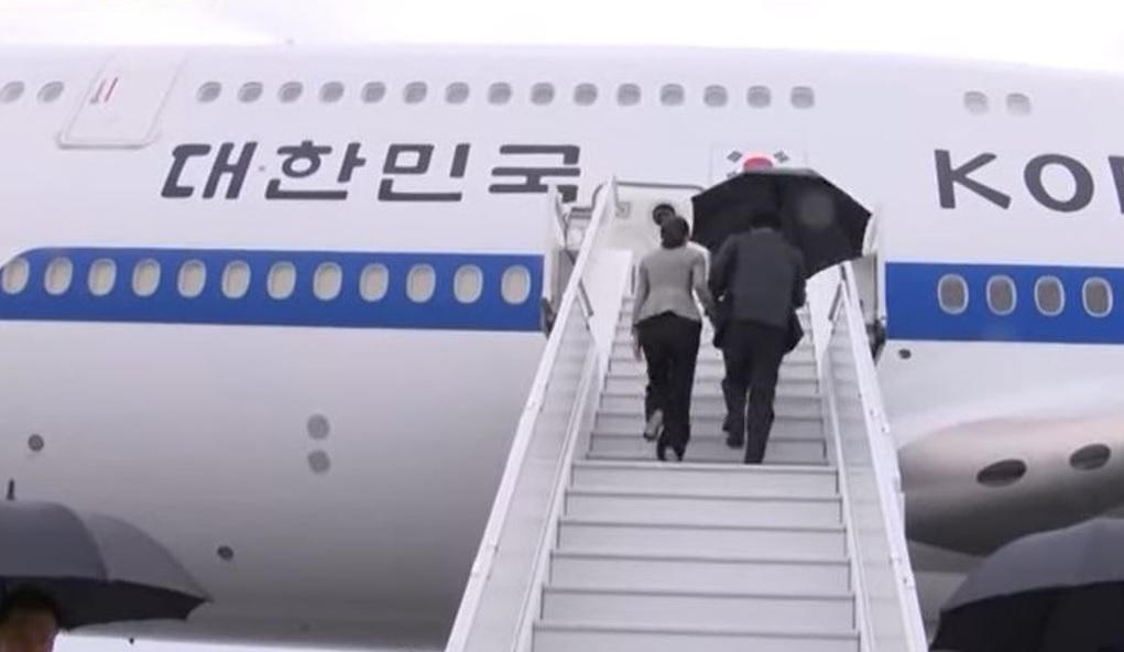 尹錫悅被批只顧著為自己擋雨,不理妻子金建希。(互聯網)