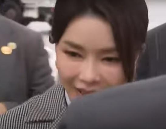 金建希陪丈夫出訪。(互聯網)