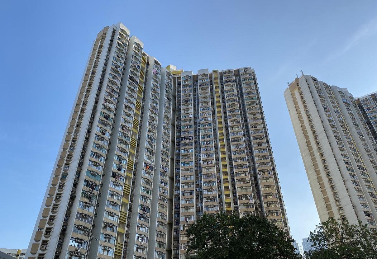 青衣長安邨低層一房戶放盤1個月,獲同區上車客以自由市場價342萬元接貨,呎價跌穿1萬元,創屋苑今年新低。