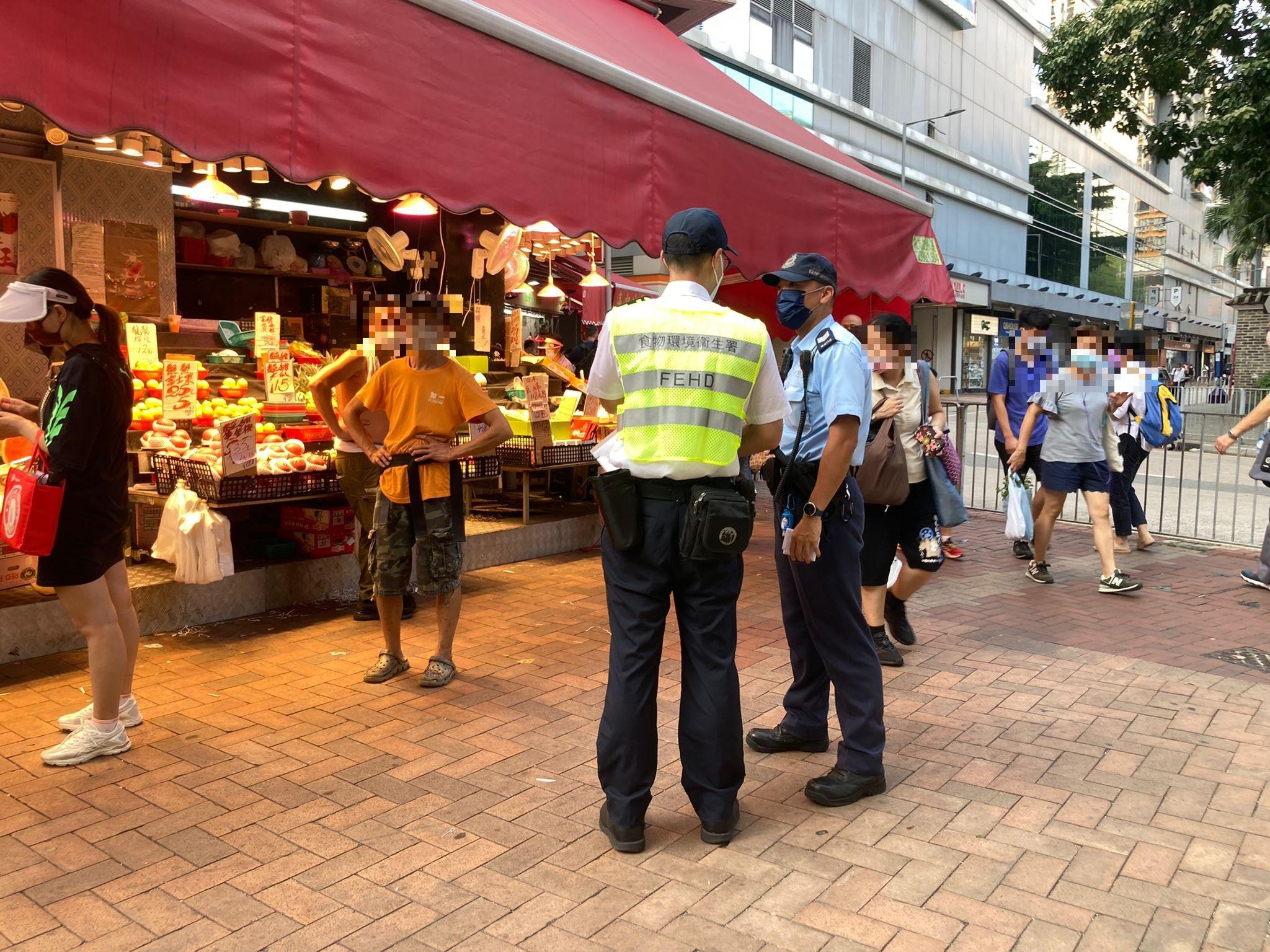 跨部門荃灣執行街道管理發60張告票,1女涉賣淫被捕。(警方圖片)