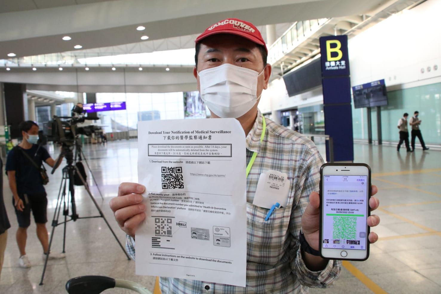 由台北返港夏先生笑言因「掛住香港的雲吞麵」,兩年來未能與家人相聚。(林俊源攝)