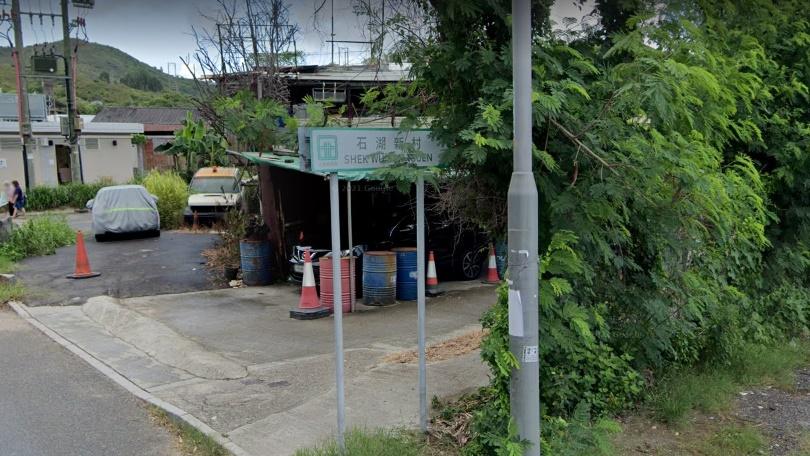 豬肉檔男店主駕車至石湖新村,在公廁被人用硬物扑頭。(Google Map)