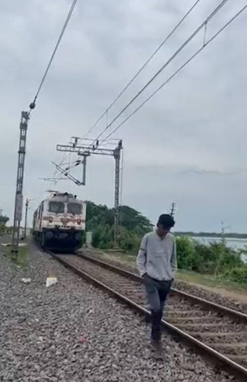 印度少年拍感性片慘遭火車撞飛,影片成警世宣傳。(Twitter)