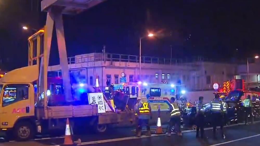 啟德隧道口Tesla撼箭嘴車3工人受傷,司機涉醉駕被捕。(電視截圖)