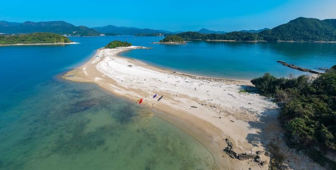 西貢周日(18日)下午有9人分別乘坐4艘獨木舟,在白沙洲對開約100米海面,遇上風浪翻側。(網上圖片)