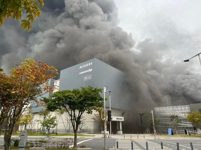 南韓Outlet大火2死,疑電動車爆炸肇禍。(Twitter)