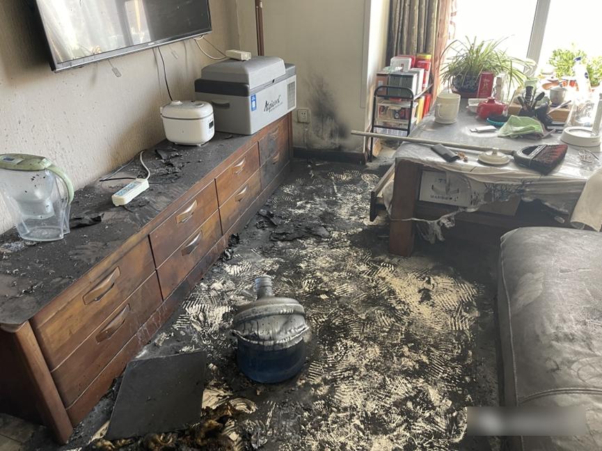 一部戶外流動充電器充電期間兩度爆炸,涉事夫婦嚴重燒傷,爆炸現場一片狼藉。(互聯網)