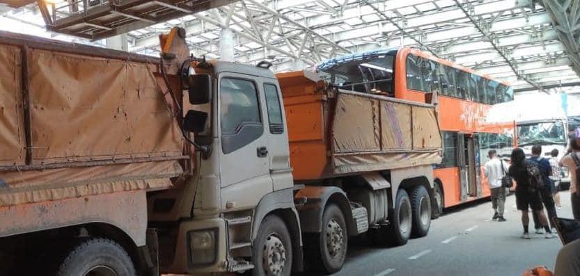 屯門公路4車相撞,據悉至少造成9人受傷。(香港突發事故報料區@fb圖)