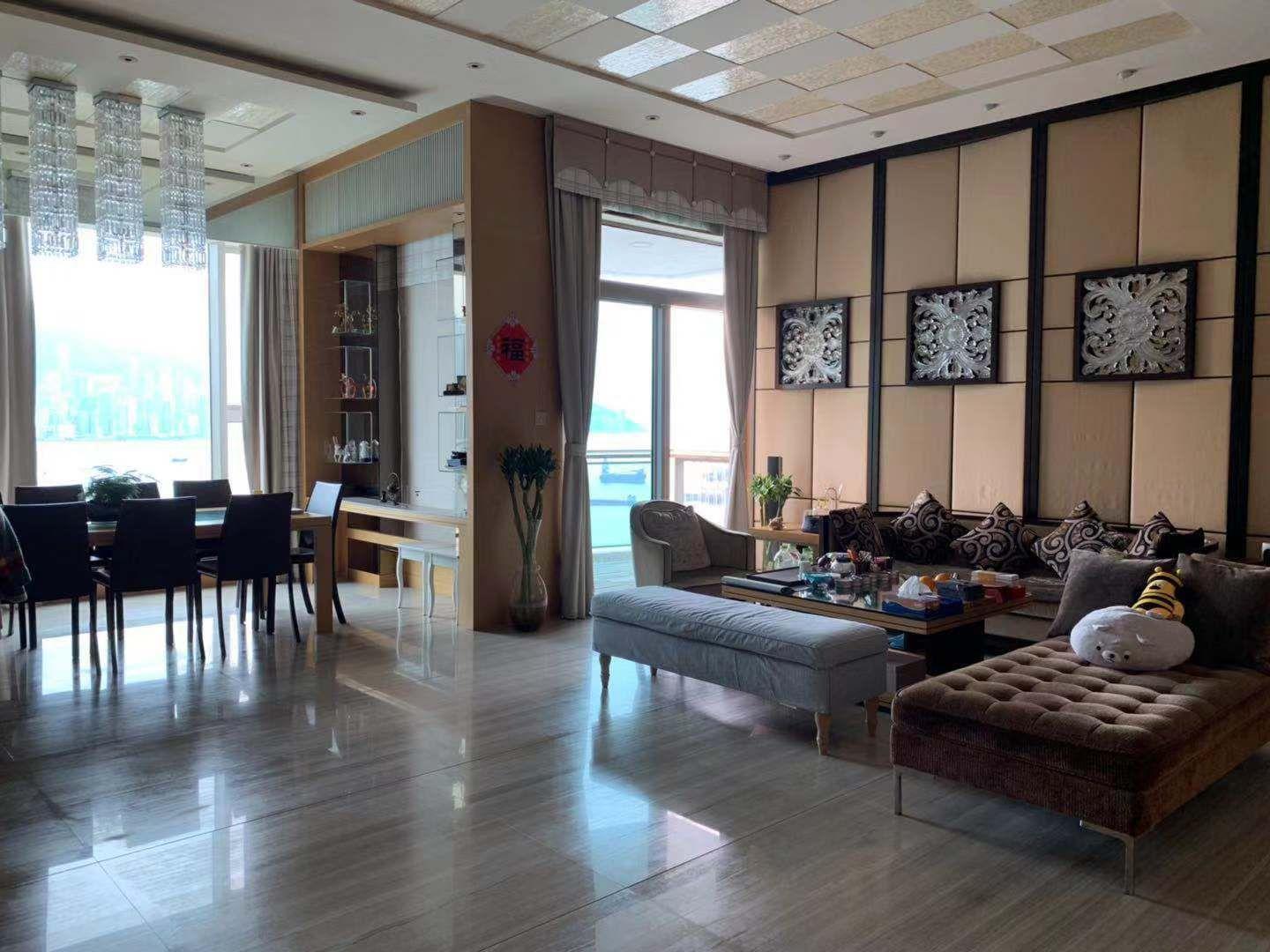巨大客飯廳分隔鮮明,飯廳設落地大窗,客廳則外接露台,配以華麗新淨的氣派裝修,予人滿滿的豪宅氣場。