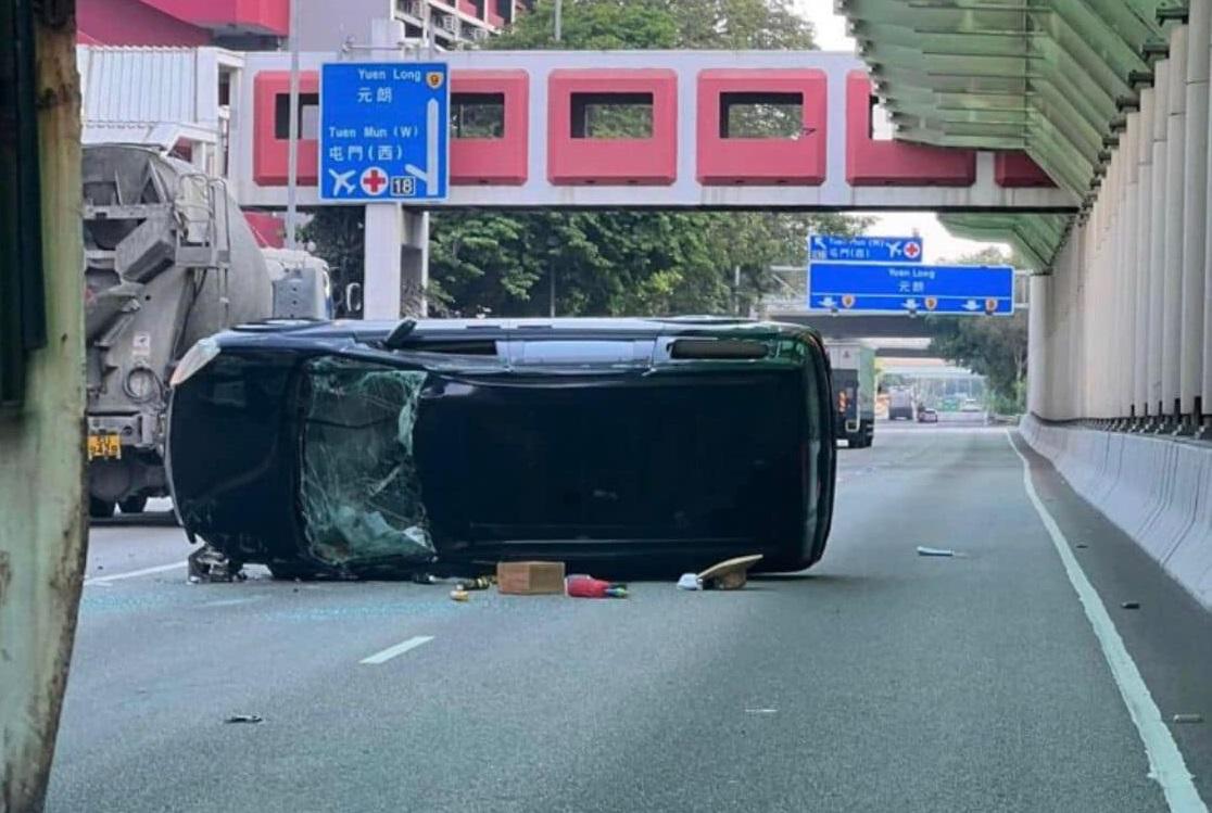 涉事私家車橫亘路中,車內雜物跌出路面。(馬路的士討論區@fb圖)