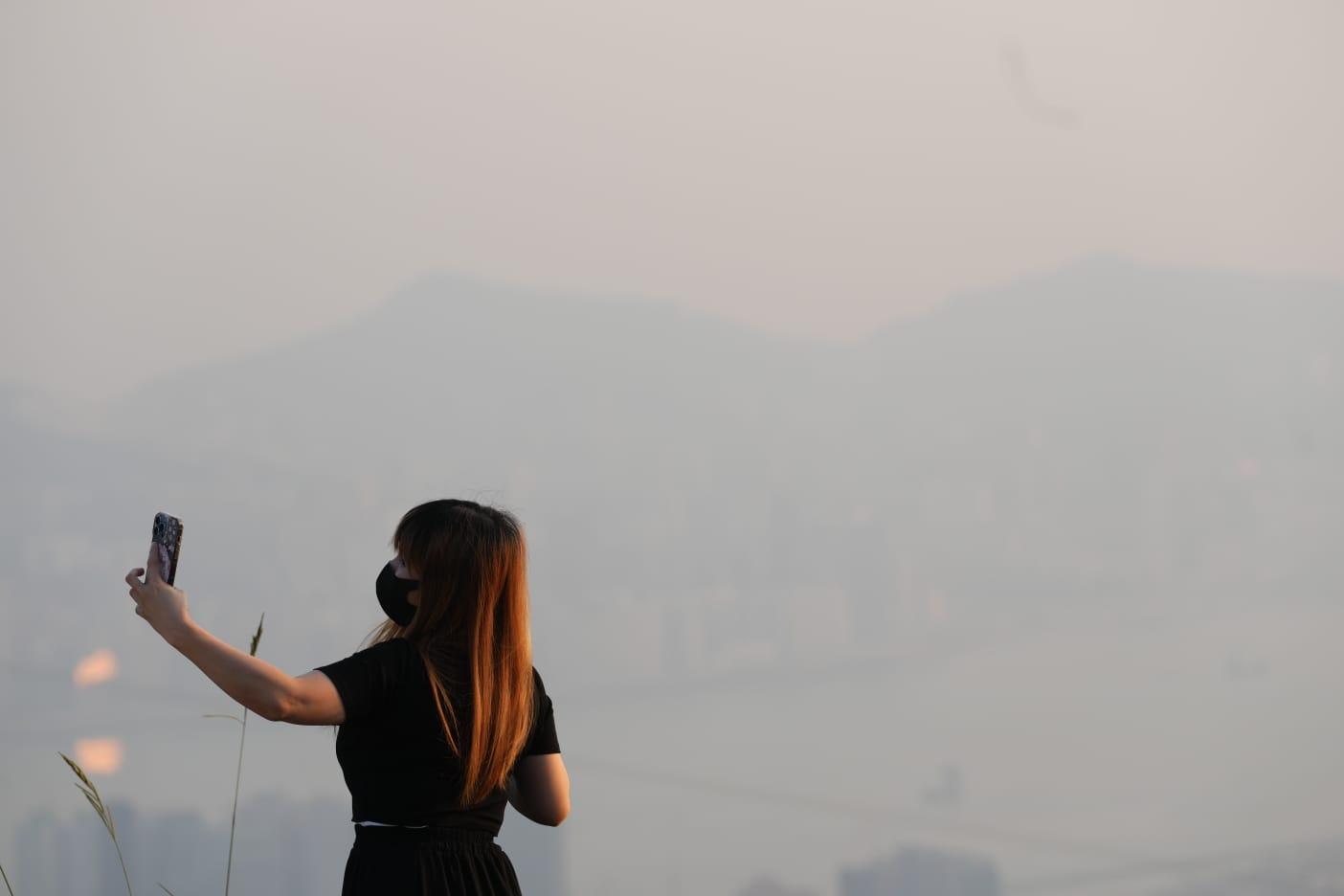 環保署預測,未來數日空氣污染會處於較高水平,呼籲避免戶外活動。(陳奕釗攝)