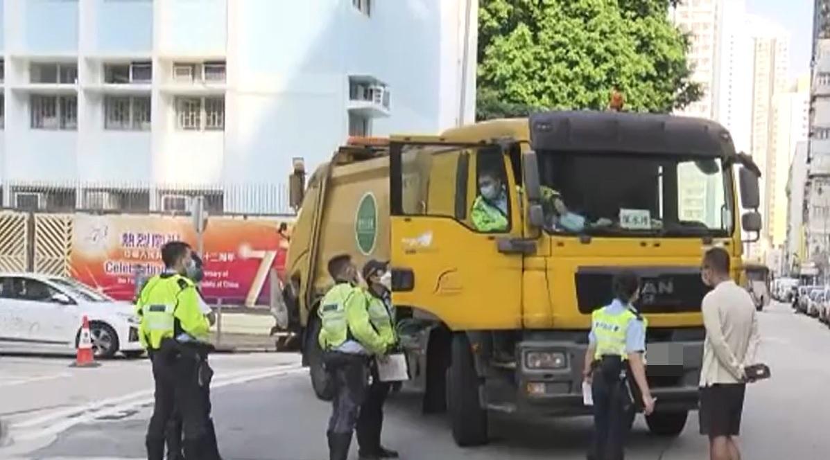 事後警方扣留垃圾車司機協助調查。(新聞截圖)