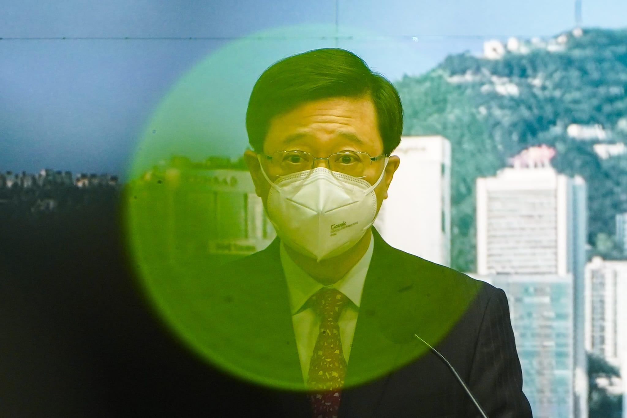 有內地旅客無打針獲發「臨時疫苗通行證」,李家超表示,內地是全球風險最低地方。(李睿哲攝)