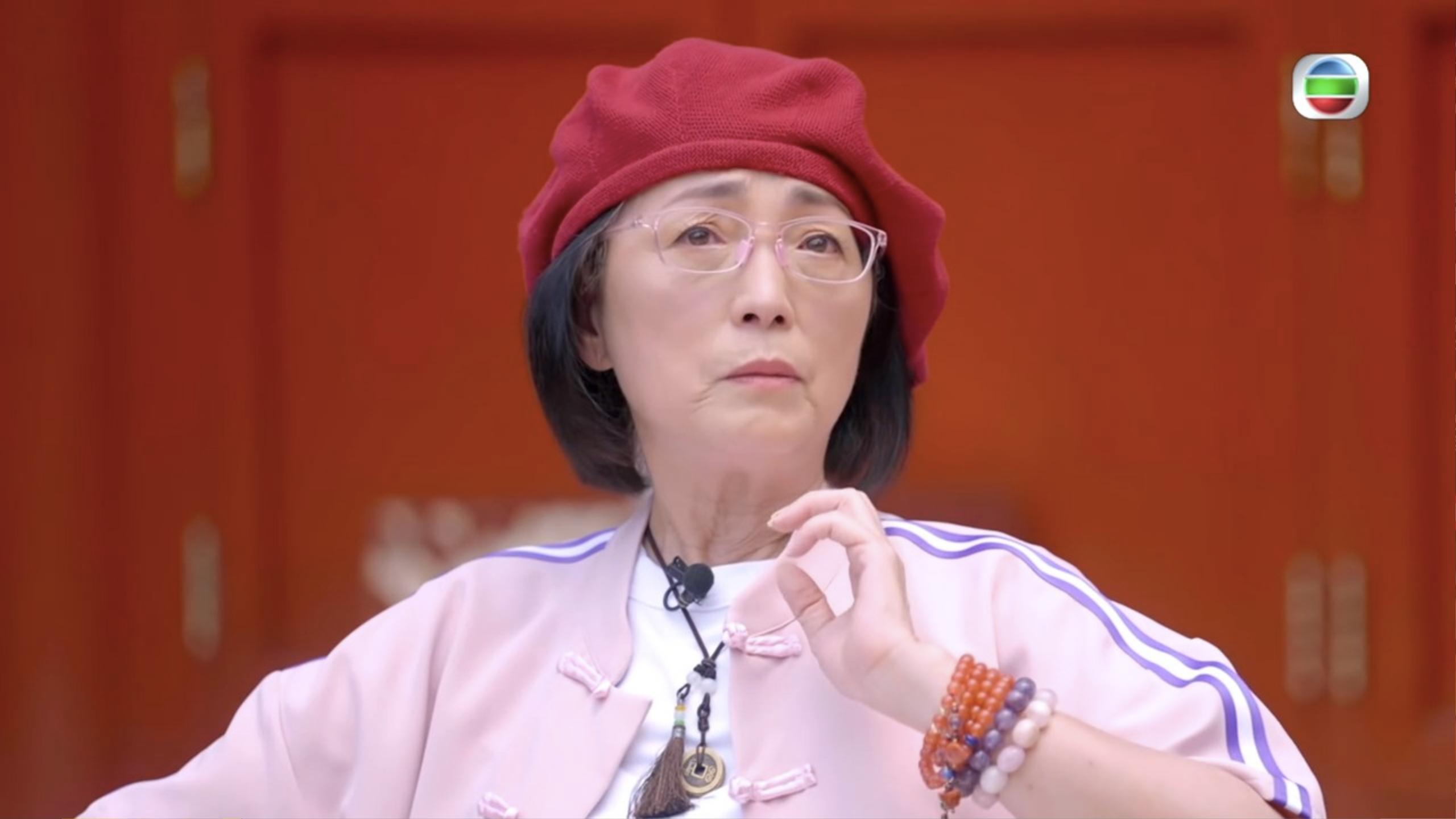 苑瓊丹提起母親時,雙眼通紅。