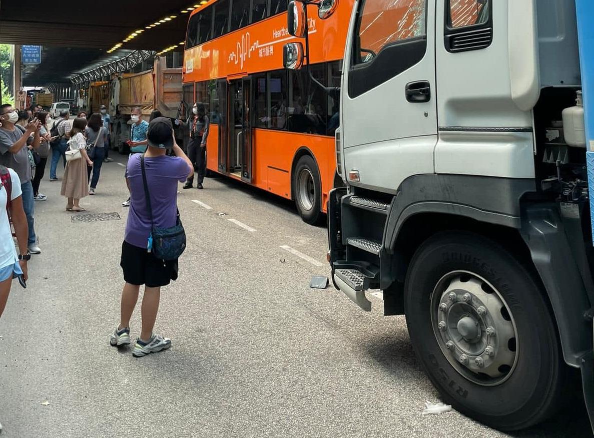 屯門公路4車懷疑相撞,大批市民在現場下車待援。(香港突發事故報料區@fb圖)