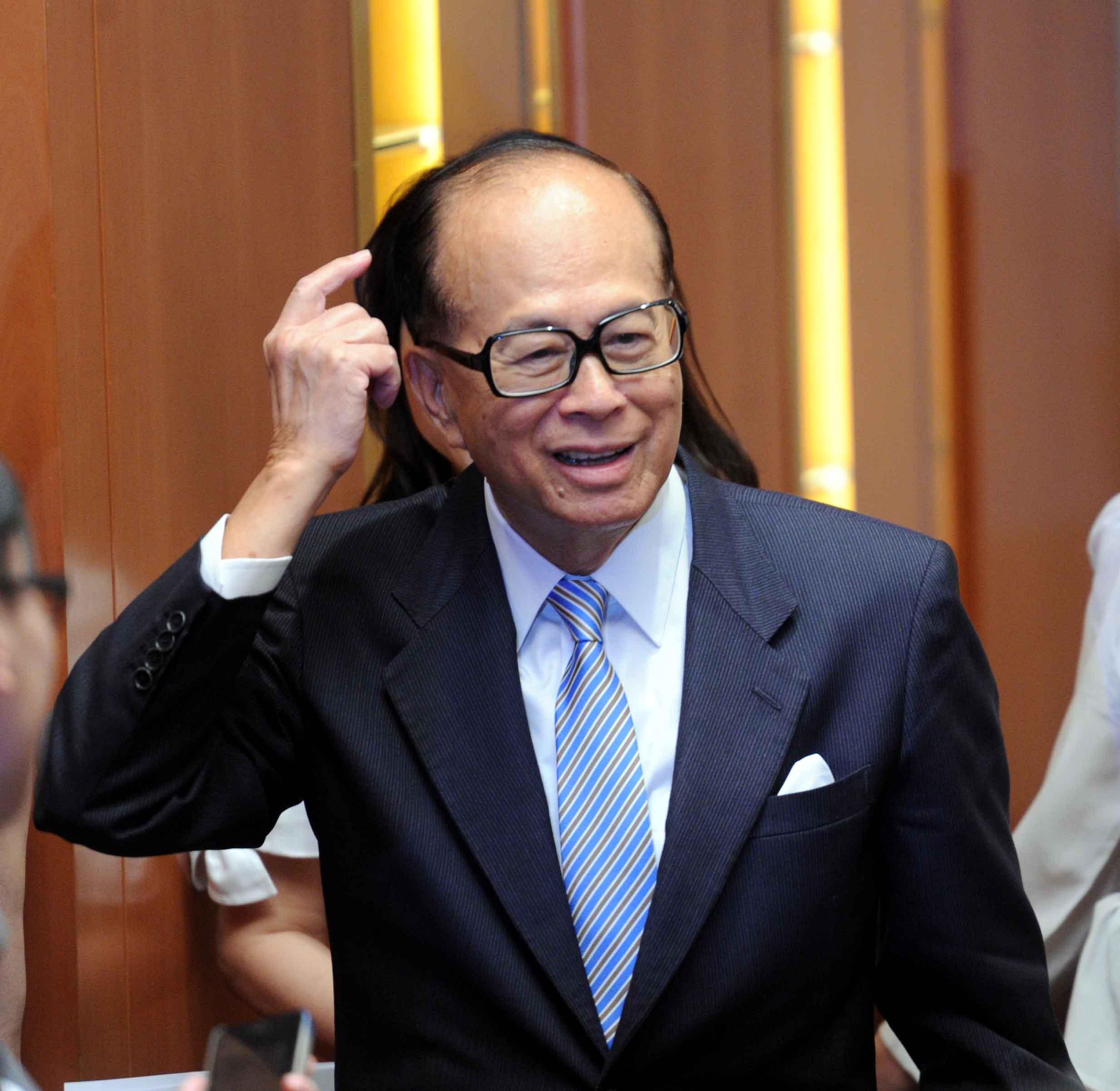 恒指再跌逾300點 英鎊跌長和資產值減李嘉誠身家縮水