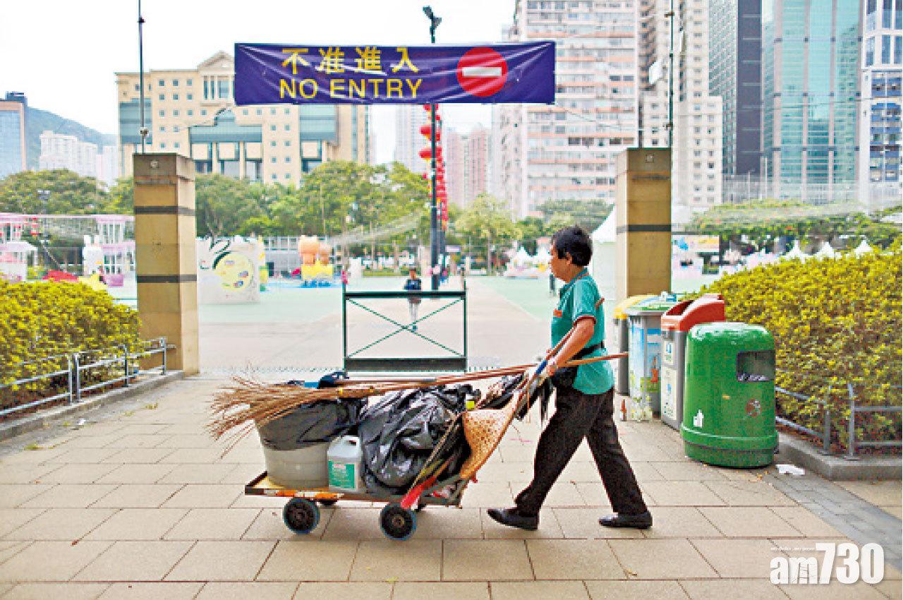 中秋2022|市民賞月後遺燈籠熒光棒大量垃圾 清潔工加強清理
