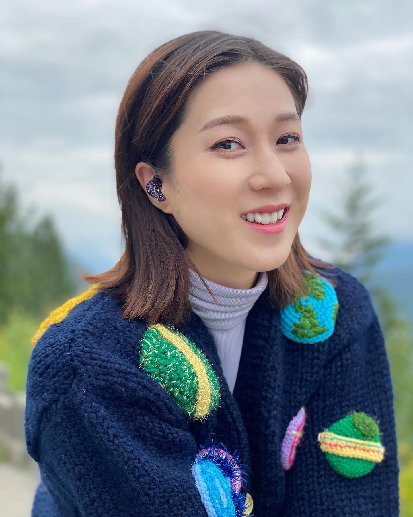 鍾嘉欣予人感覺乖乖女,斯文有禮。
