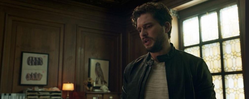 Kit Harington在《永恆族》結尾一段,發現剌客的御用刀。