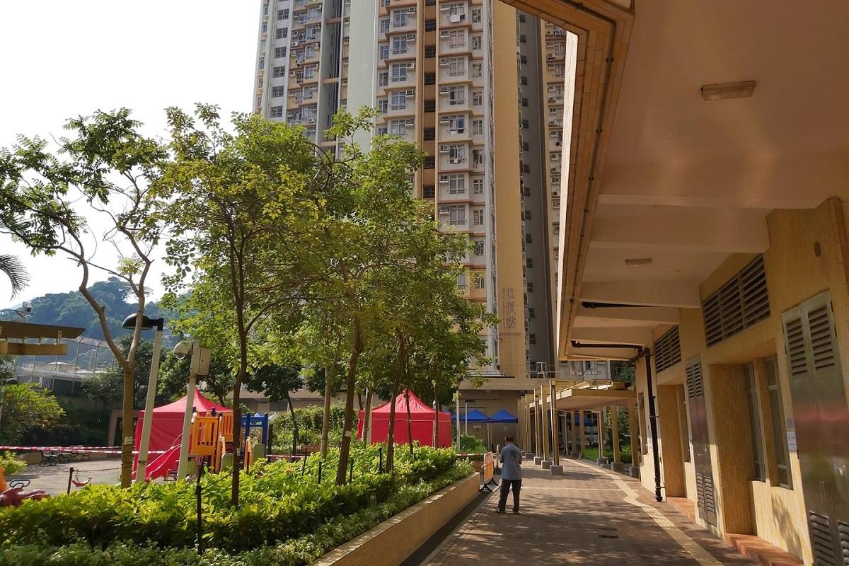 當局圍封豐和邨和順樓,要求範圍內居民強制檢測。(網民Kenneth Li@FB群組「沙田之友」)
