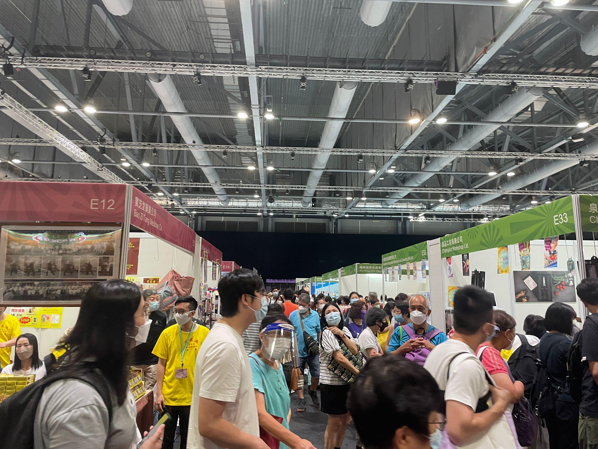 工展會購物節傍晚結束,展商割價促銷。