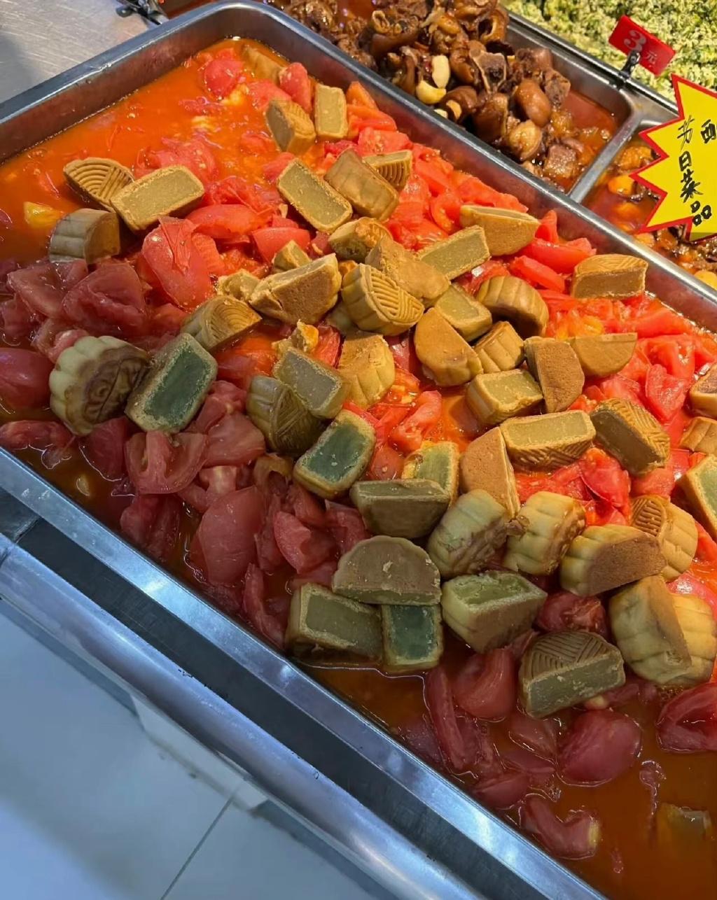 安徽一間大學飯堂推出的一蚊菜「番茄炒月餅」。(互聯網)