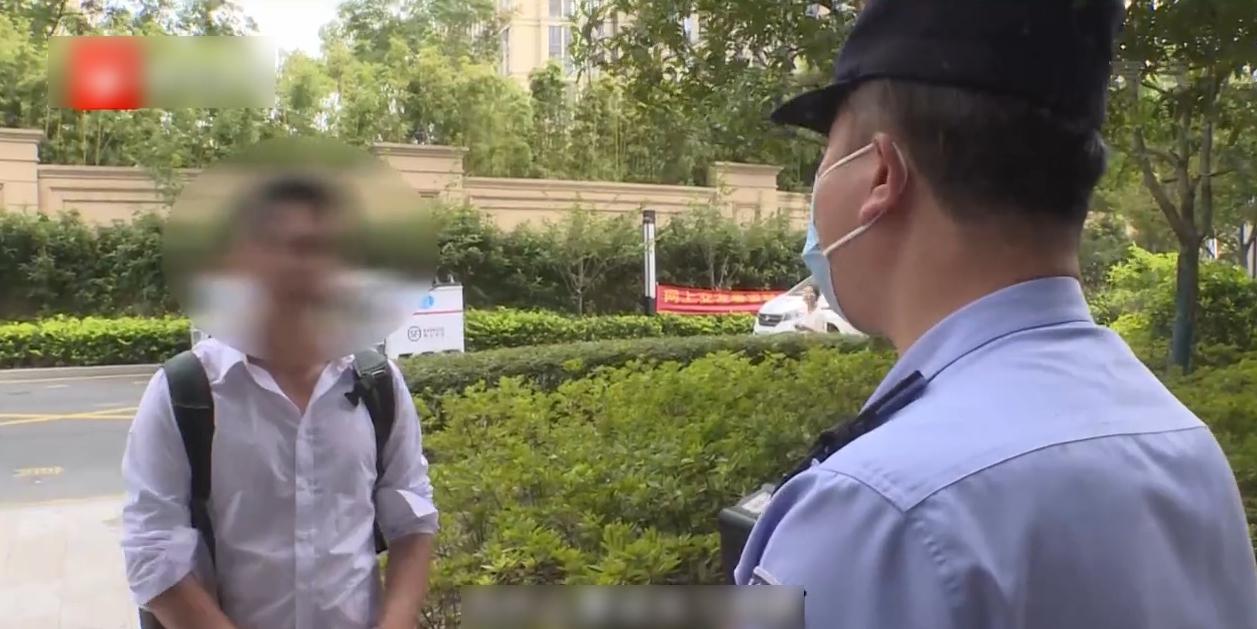 涉事男子實習期間被公司解僱,卻賴在公司不肯走,要警員到場調解。(互聯網)