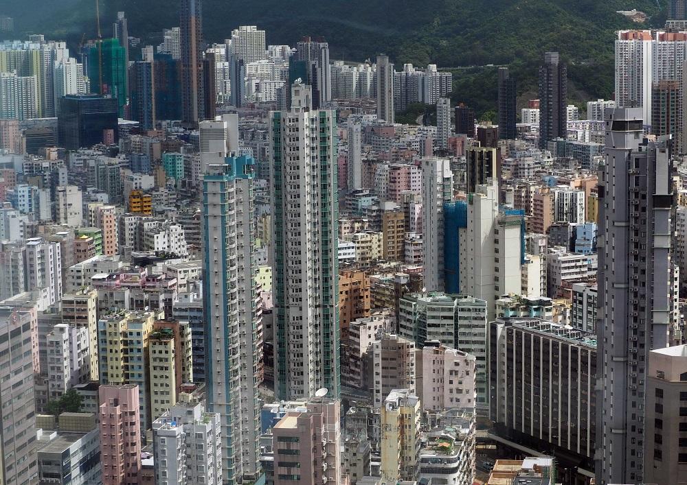 中原研究部指,在加息周期下,二手樓市況持續淡靜及樓價回軟,拖累登記總值連跌4個月,估計今年第三季二手買賣將創新低。(資料圖片)