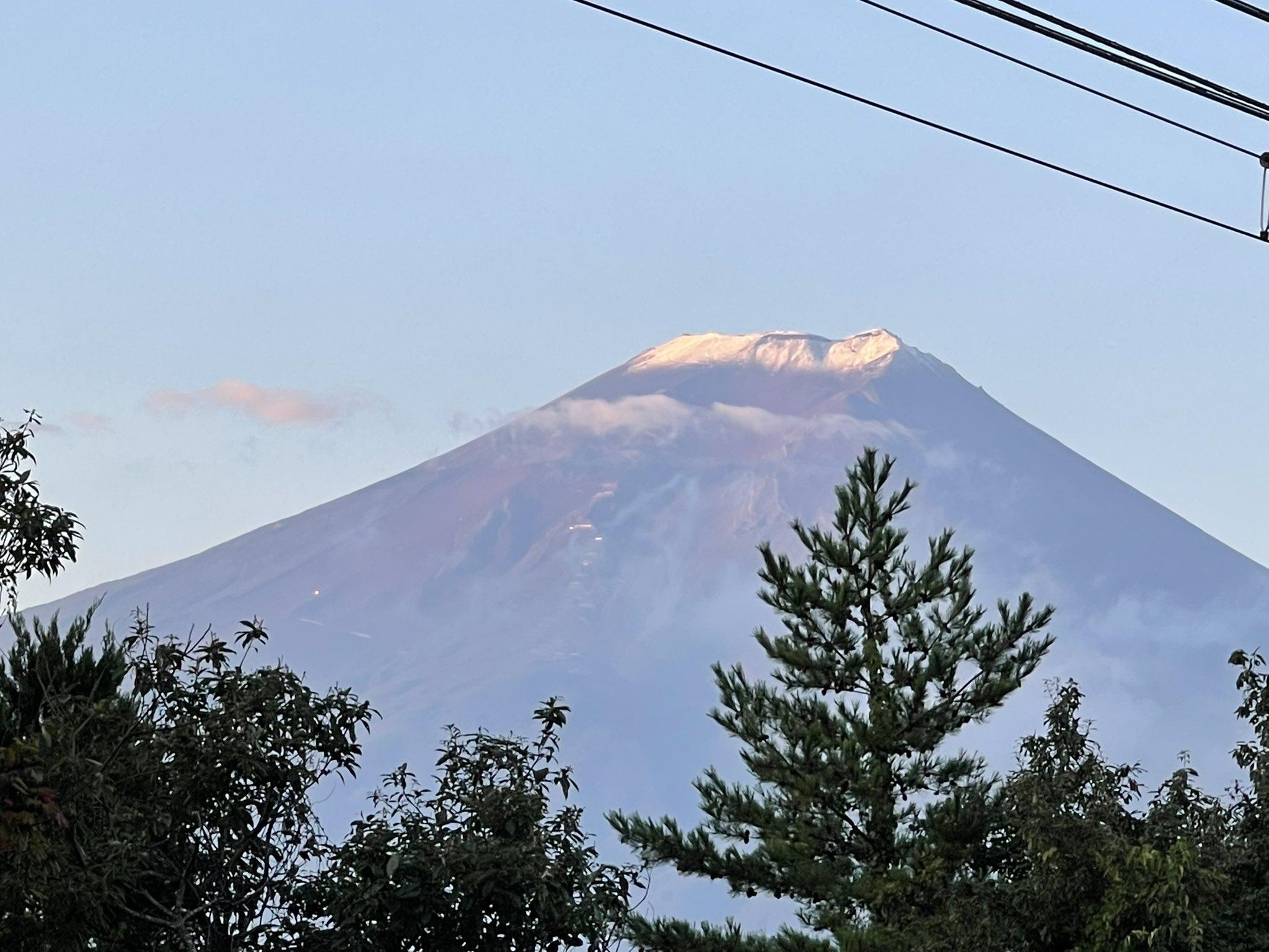 日本象徵的富士山山頂今日開始有雪覆蓋。(Twitter圖片)
