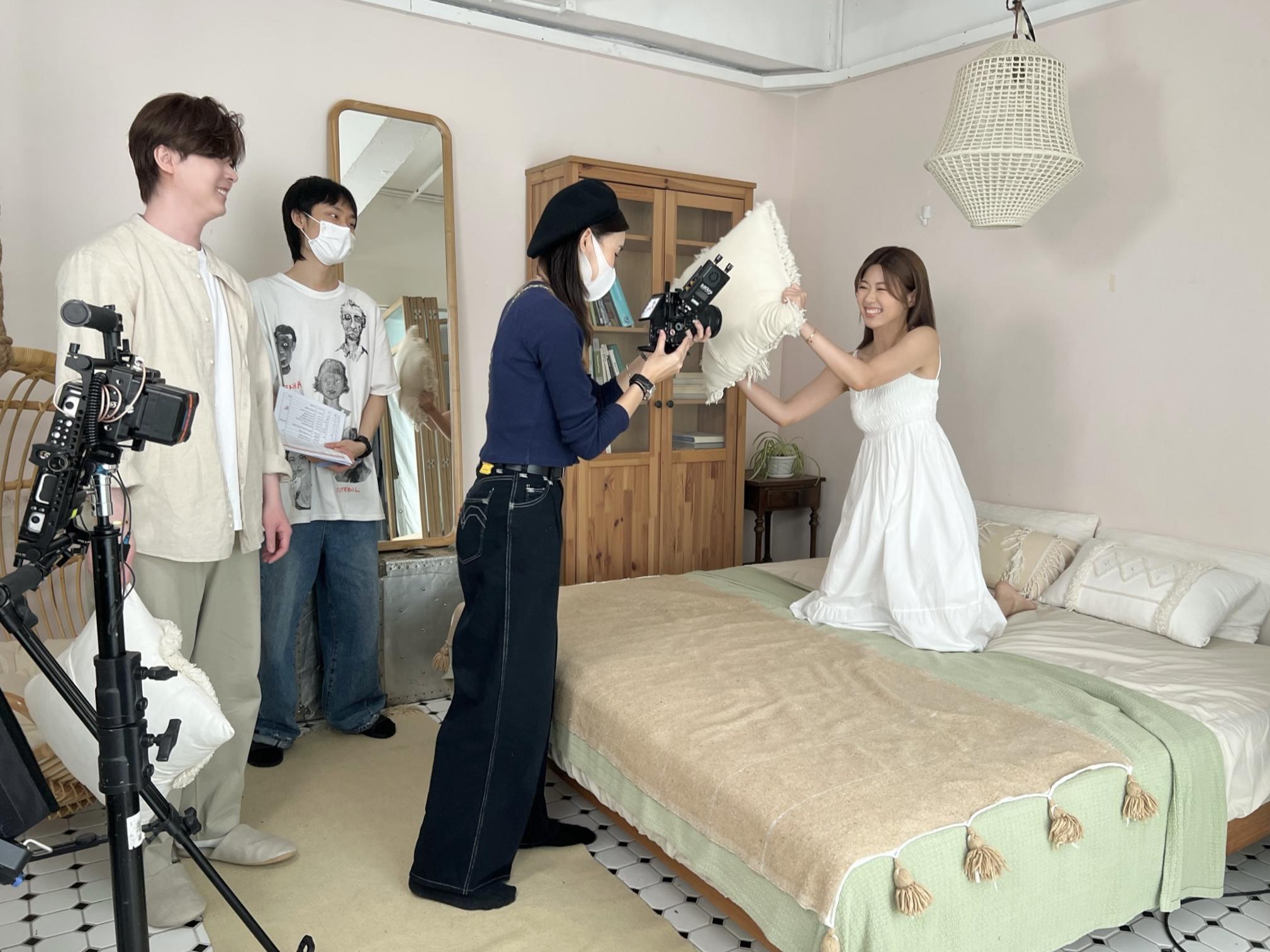 再以情侶檔吸金,洪卓立謙稱是獲女友帶挈拍廣告。