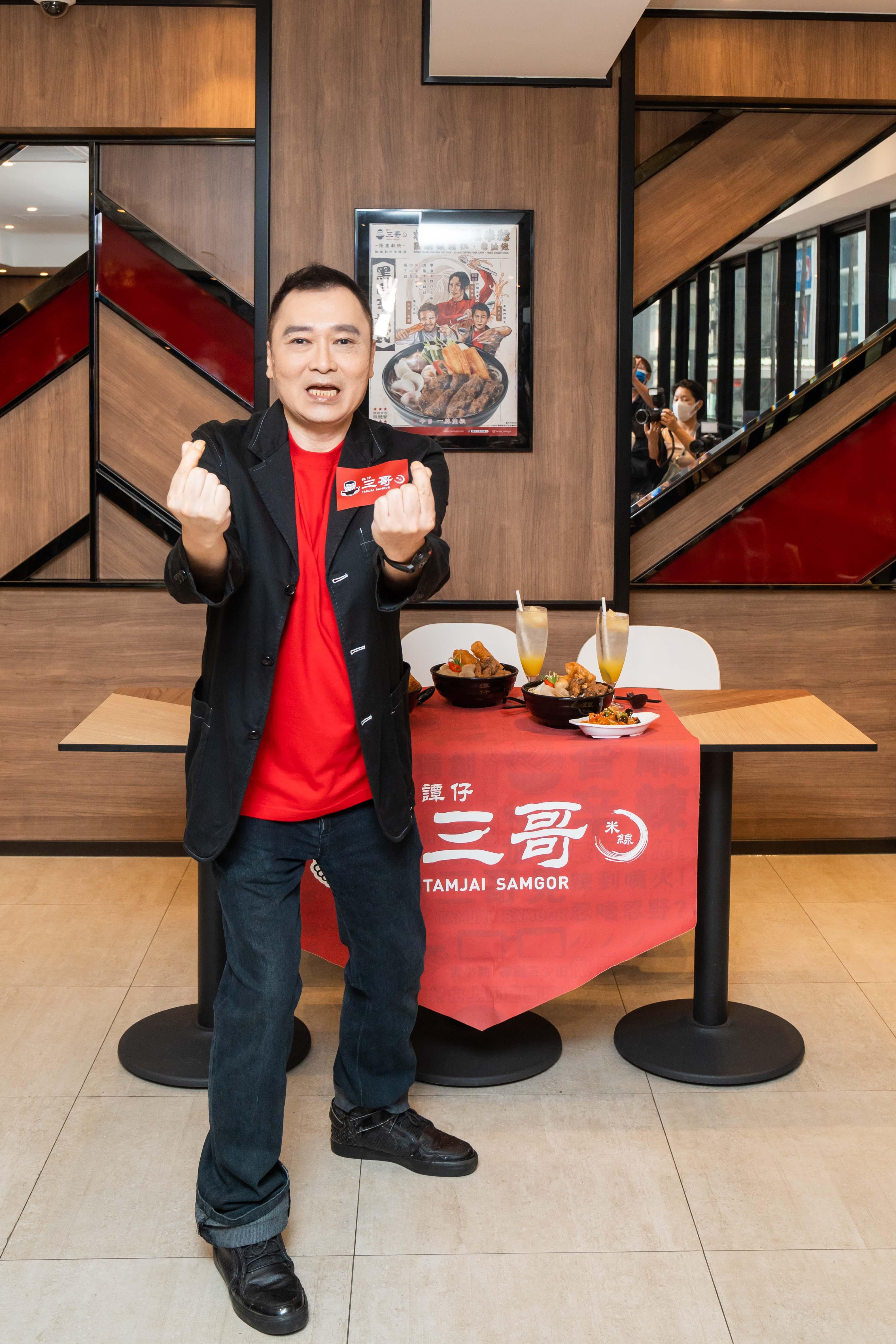 久未露面的劉以達到場試食新產品。