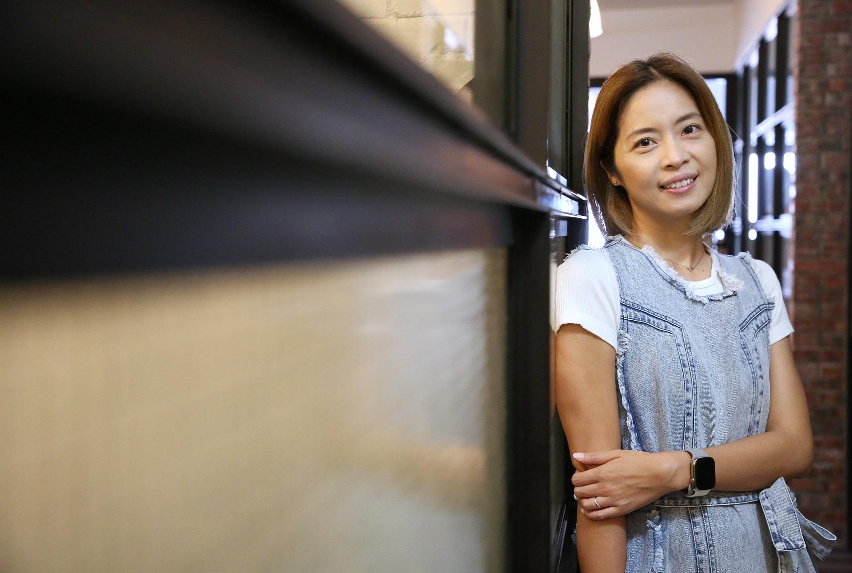 作為失明父母的鄇視女兒,朱鳯嫻將自身成長心路拍成《一路瞳行》。