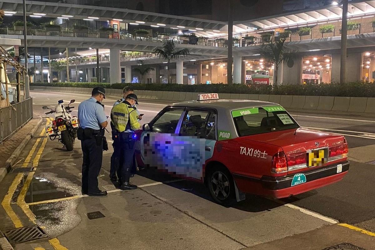警方在中秋節一連3日假期,在中環一帶打擊的士違規行為。(警方提供)