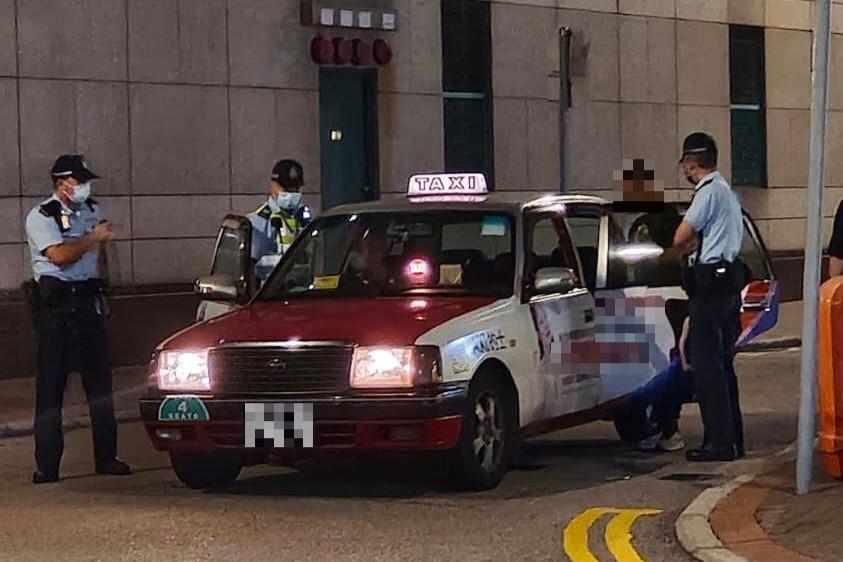 警方在中秋節一連3日假期,在中環一帶打擊的士違規行為。(警方提供)