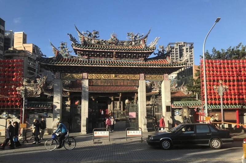 台北龍山寺女廁有香港女生自殺。(互聯網)