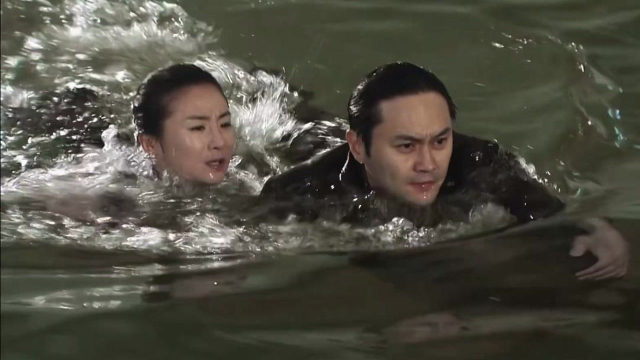 張智霖水抱魚雷游泳,網民大讚神奇。