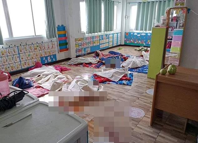 多具兒童遺體被布覆蓋,地上血漬斑斑。(互聯網)