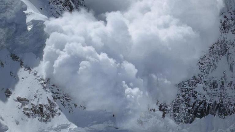 喜馬拉雅山爆發雪崩,41人登山隊至少10死。(Twitter)