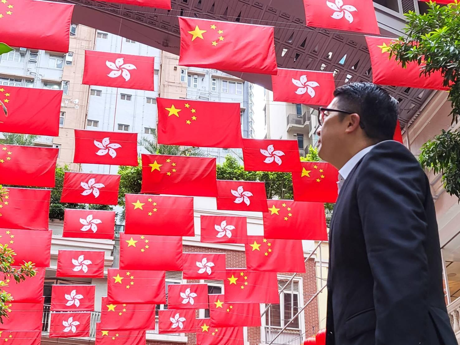 鄧炳強在fb表示,望到大街小巷掛滿國旗區旗,令他份外感觸,又指《國安法》頒布實施後,港人得以自由表達愛國情懷。(鄧炳強fb圖)