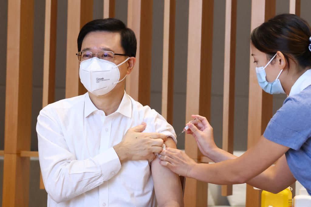 特首李家超今日與多名主要官員和副局長接種季節性流感疫苗。(李家超fb圖)